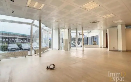 Bureau à louer 244 m², 2000 €