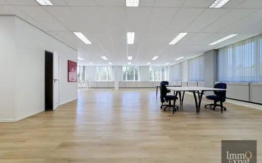 Bureau à louer  270 m², 2000 €