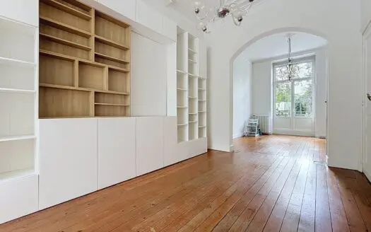 House for rent 5 bedrooms 210 m², 2500 €