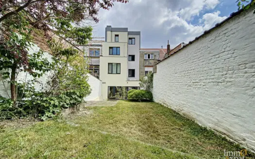 House for rent 6 bedrooms 270 m², 2500 €