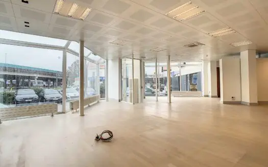 Bureau à louer 244 m², 2100 €